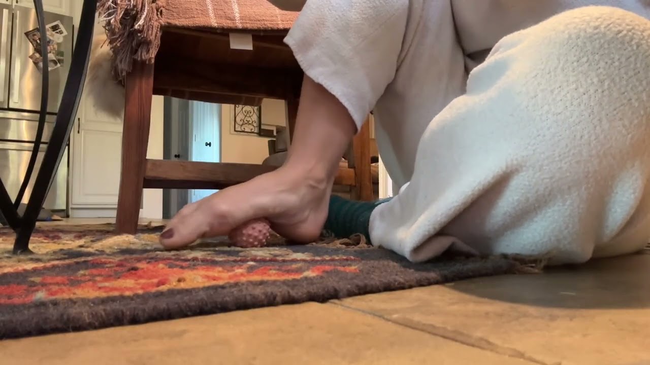 How to help manage pain at your heel and along your arch (plantar fasciitis)