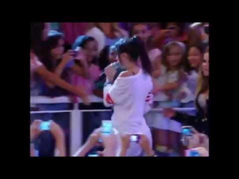 Anitta I Look To You Homenagem