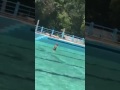 Un marocain fait sa prire dans une piscine publique
