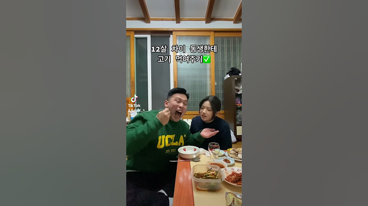 12살 차이 동생한테 고기 먹여주기