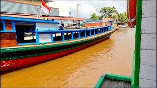 12 jam perjalanan di atas kapal klotok angkutan khas warga Kalimantan