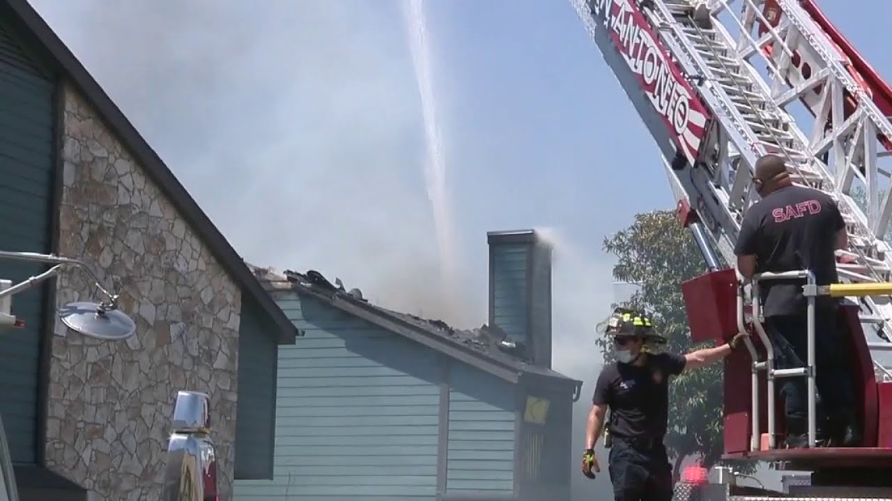 Firefighters put out apartment complex blaze in 100-degree heat - YouTube