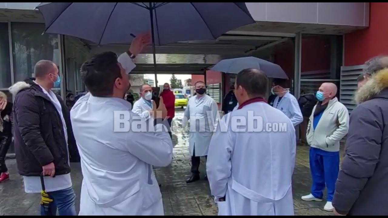 Mjekët mblidhen para Urgjencës në QSUT, protestë për shkarkimin e kolegut Ilir Allkja