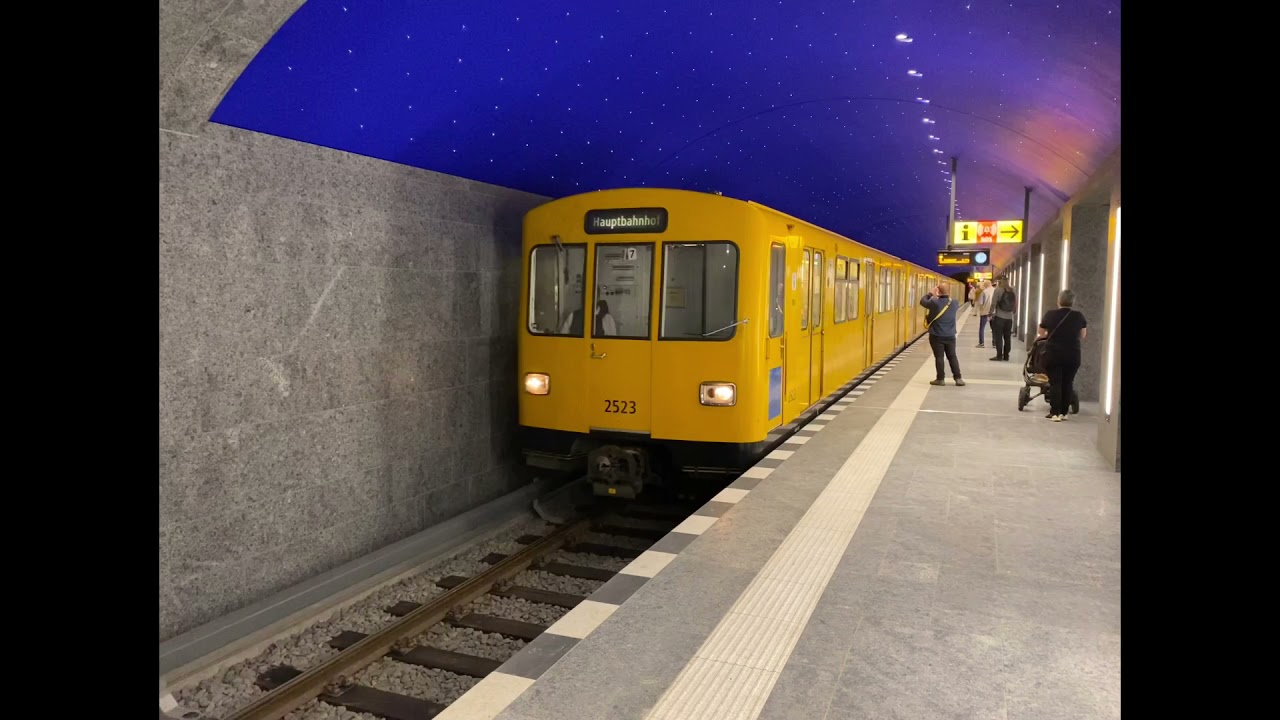 Züge am neuen Bahnhof Museumsinsel U5