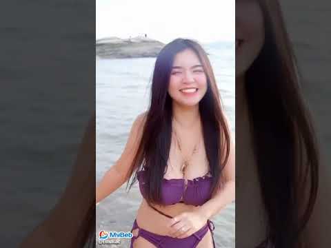 tante bikini lagi main di pantai