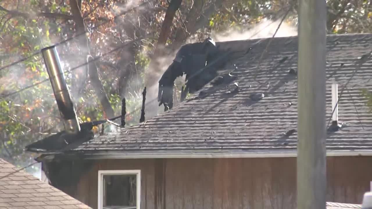 Crews respond to house fire on Des Moines' south side