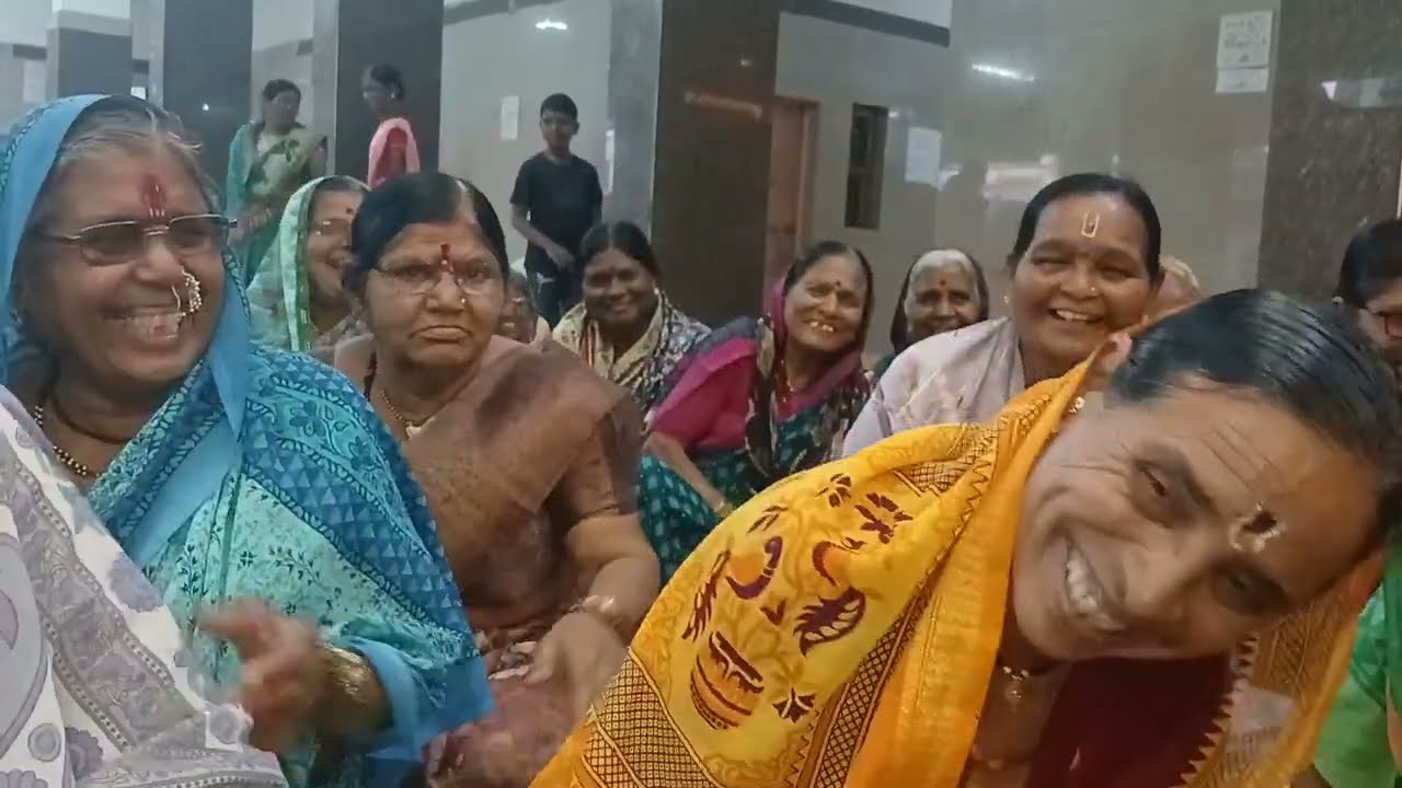 अस्सल ग्रामीण/शेजारीन सखे बाई च्या खूपच विनोदी जात्यावरच्या ओव्या