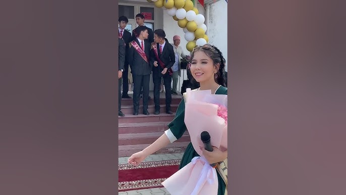 Көптеген ерлер мен бір қыз секс