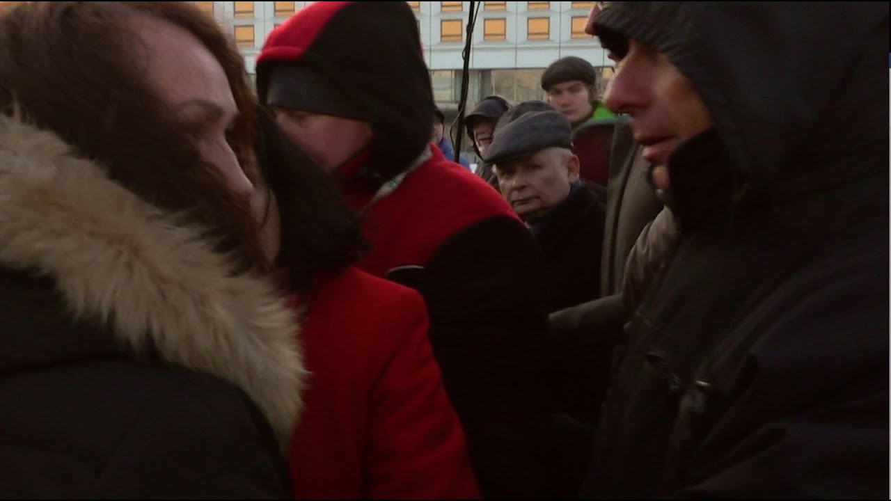 Pierwsza miesięcznica smoleńska za rządu Tuska. Prezes w otoczeniu demonstrantów.
