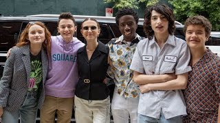 Stranger Things Cast Carpool Karaoke | Noah Schnapp, Millie Booby Brown, Finn Wolfhard & Many Others Resimi