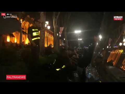 დედა სიდონიას მოშიმშილეებთან შესვლა სურს და პოლიციას სთხოვს დახმარებას