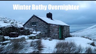 Overnighter in Dulyn Bothy Mountain Refuge Shelter. North Wales in Winter. Hiking in the Snow.