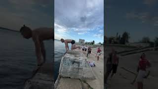 Прыгаю сальто в воду | Паркур и Фриран Трюки | Parkour guy jump the best flips and tricks into water