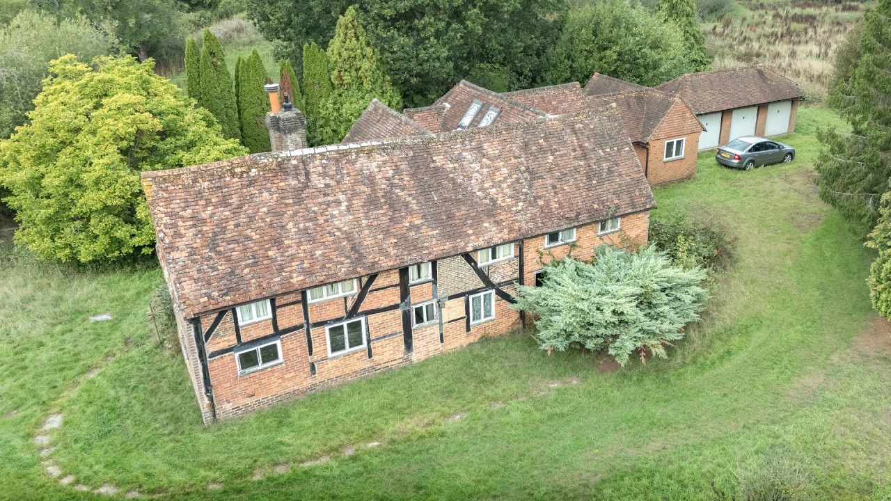 Мы нашли жуткий заброшенный особняк миллионера, в котором всё осталось позади