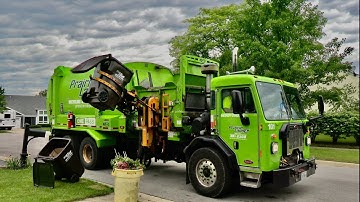 Peterbilt 520 - Labrie Automizer Split Body Garbage Truck
