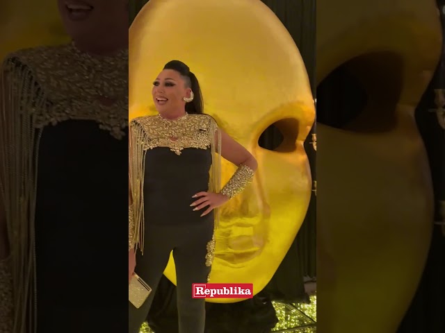Sve u suvom zlatu! Ogledala, maske, lusteri… Danijela Knežević večeras okuplja celu estradu #estrada