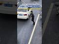 送娃上学时看到这一幕,保安大哥贴心护送孩子安全下车,网友:看他这体态就感觉安全感爆棚