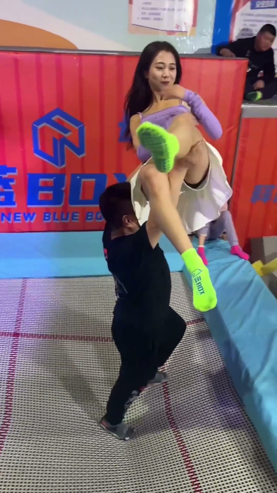 Watch This Teen Jump Around A?Fun Park Trampoline For The First Time