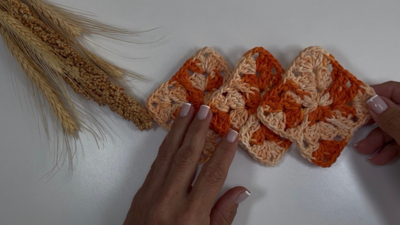 Flor rasteirinha de crochê em relevo.