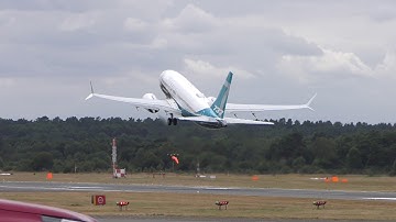 Near vertical take-off of a Boeing 737 Max 7
