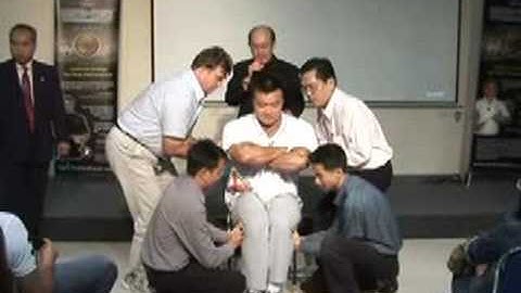 FusionExcel International PrDir KC Phoon organising QP Heavy Weight Lifting Demo on FE Spokesman & Champion Body Builder Mr. Wong Hong