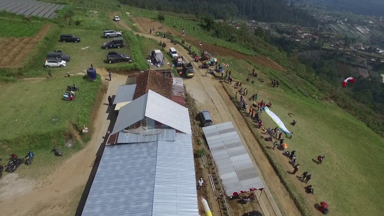 Bermain Paralayang Di Segorogunung Di Area Kebun Teh Bermain Paralayang Di Segorogunung Di Area Kebun Teh