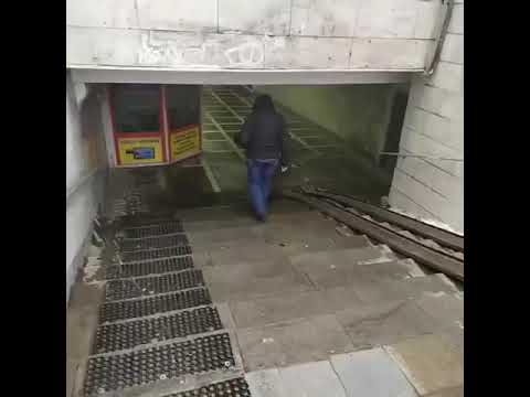 В Челябинске жители пожаловались на "писающий" подземный переход
