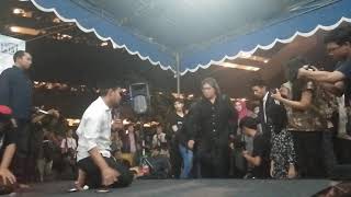 Detik - detik Mbah Nun rawuh dalam acara kenduri cinta dengan tema Afdlaliyah Maiyah