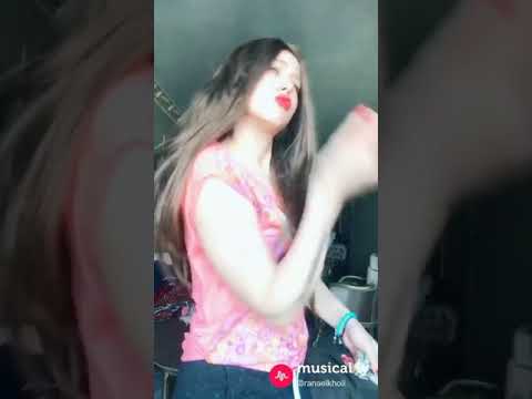   اغنيه تامر حسني جديد دلع نفسك عيش صريف جامد جدا لازم تشوف البنت دي