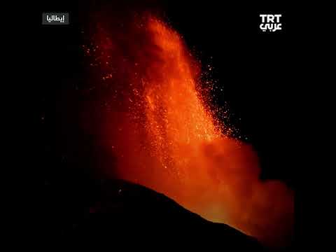 ثوران بركان يضيء السماء