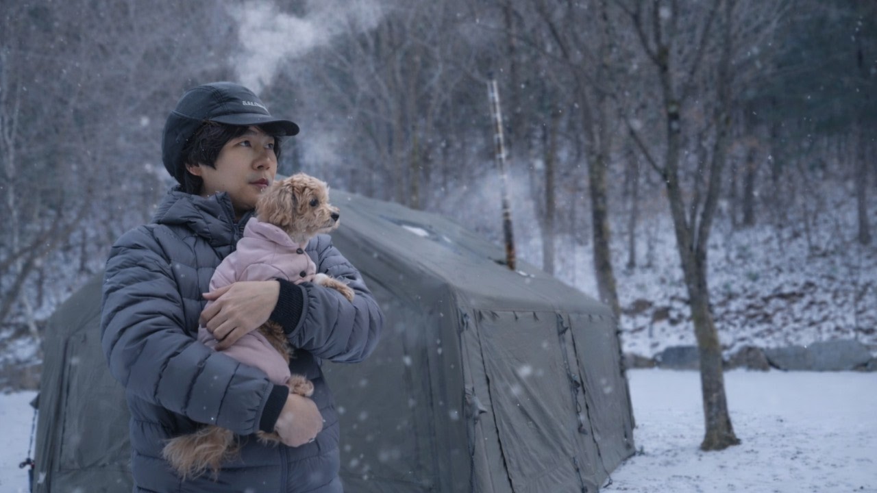 ❄️ Кемпинг в заснеженном лесу｜Тёплая ночь в палатке с дровяной печью с Джаду 🐶🔥
