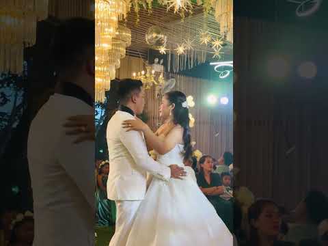 Kissing While Dancing Dancing Kissing Weddingparty