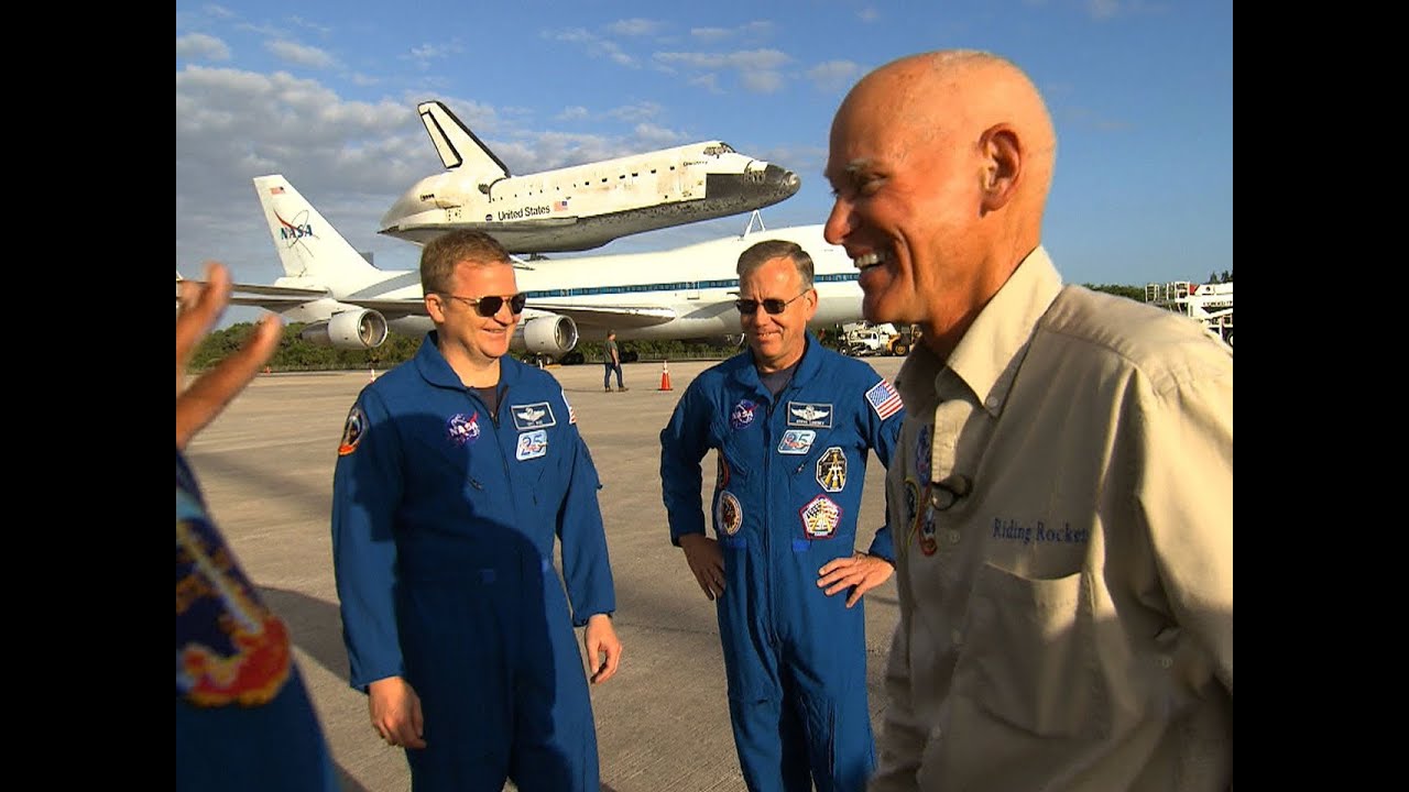 CBS Evening News with Scott Pelley - Astronauts say goodbye to space shuttle Discovery