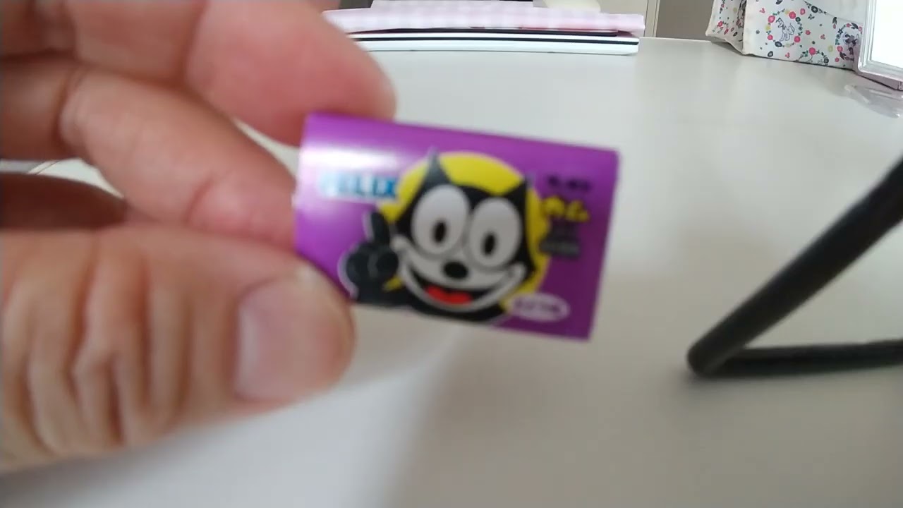 無言のガムの噛む音です。