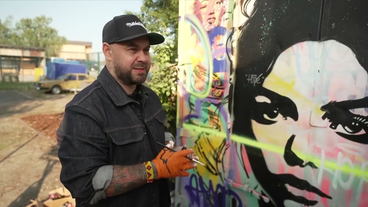 Pop-artový umělec Josef Rataj pomaloval kontejner! I Snídaně I Nova