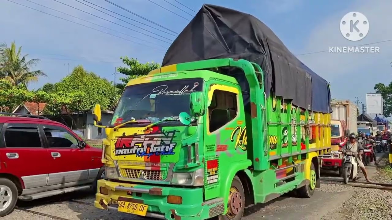 Truk Kontener Panjang Pada Berubah Bentuk Robot Transformers Vs Optimus Prime Vs Bumblebee