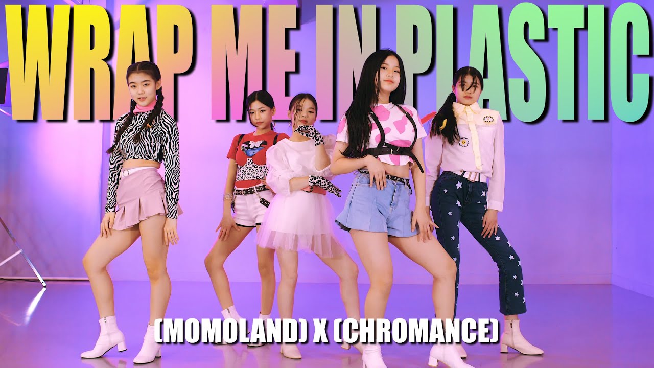 Momoland wrap me in plastic. Участницы Chromance. Chromance группа. MOMOLAND X Chromance – Wrap me in Plastic.