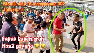 Ga nyangka bapak itu awalnya cuma liat tiba2 malah joget ajakin istrinya😂WOKLAY  di cfd Jakarta !