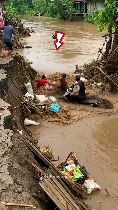 FLASH FLOODS STRIKE RESIDENTIALS, RESIDENTS SAVE ITEMS #shorts #FlashFloods #Garut #NaturalDisasters