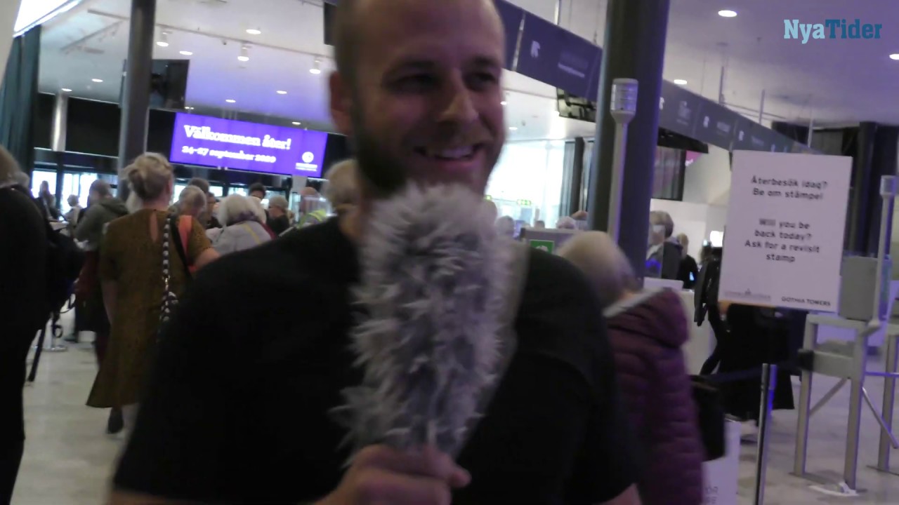 Ulf Lundell slår reporter på armen under Bokmässan