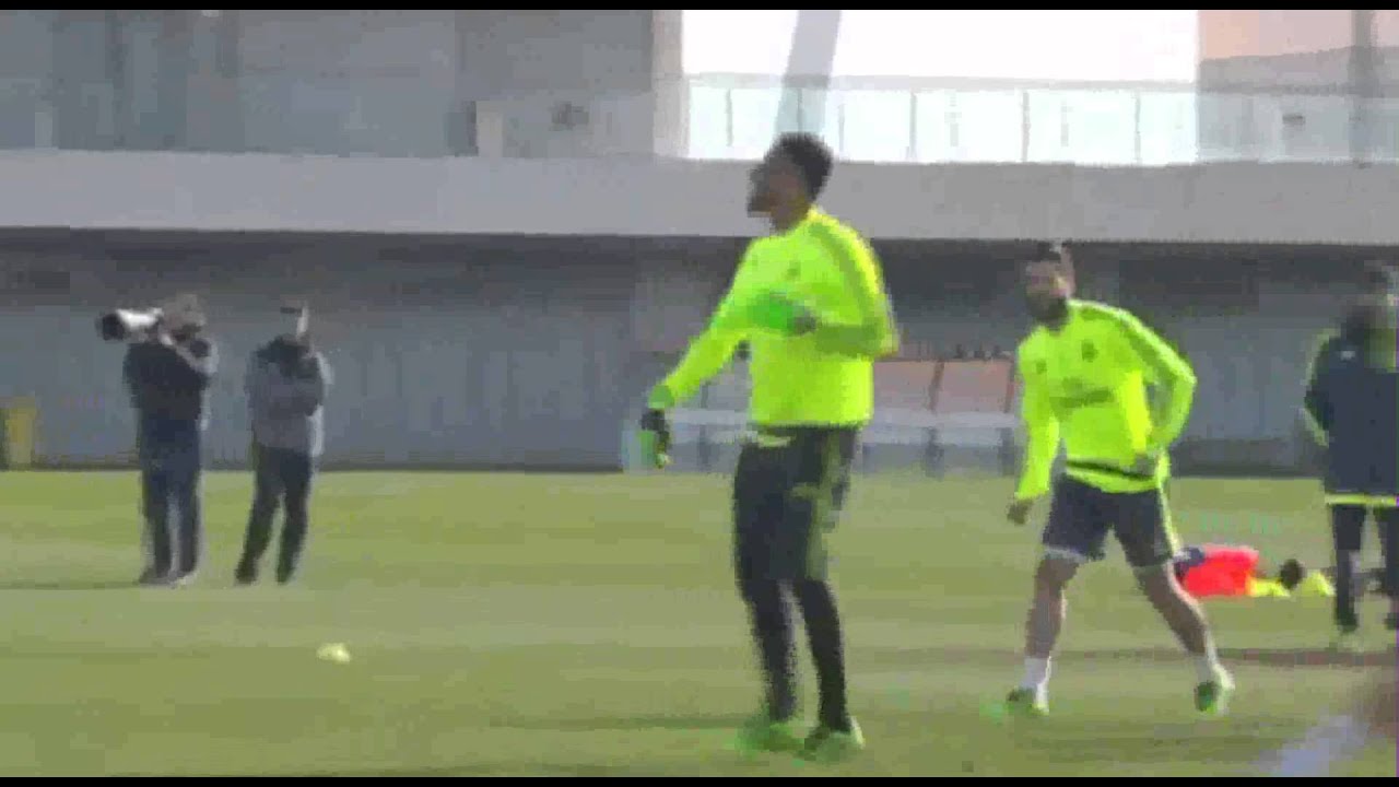 Gran atajada de Keylor Navas a Isco en el entrenamiento