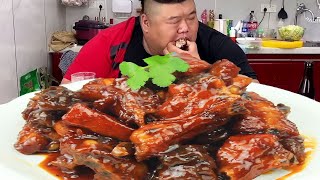 Monkey uses half a pork chop to make ”plum spareribs” chops large pieces stir-fry soft rotten an