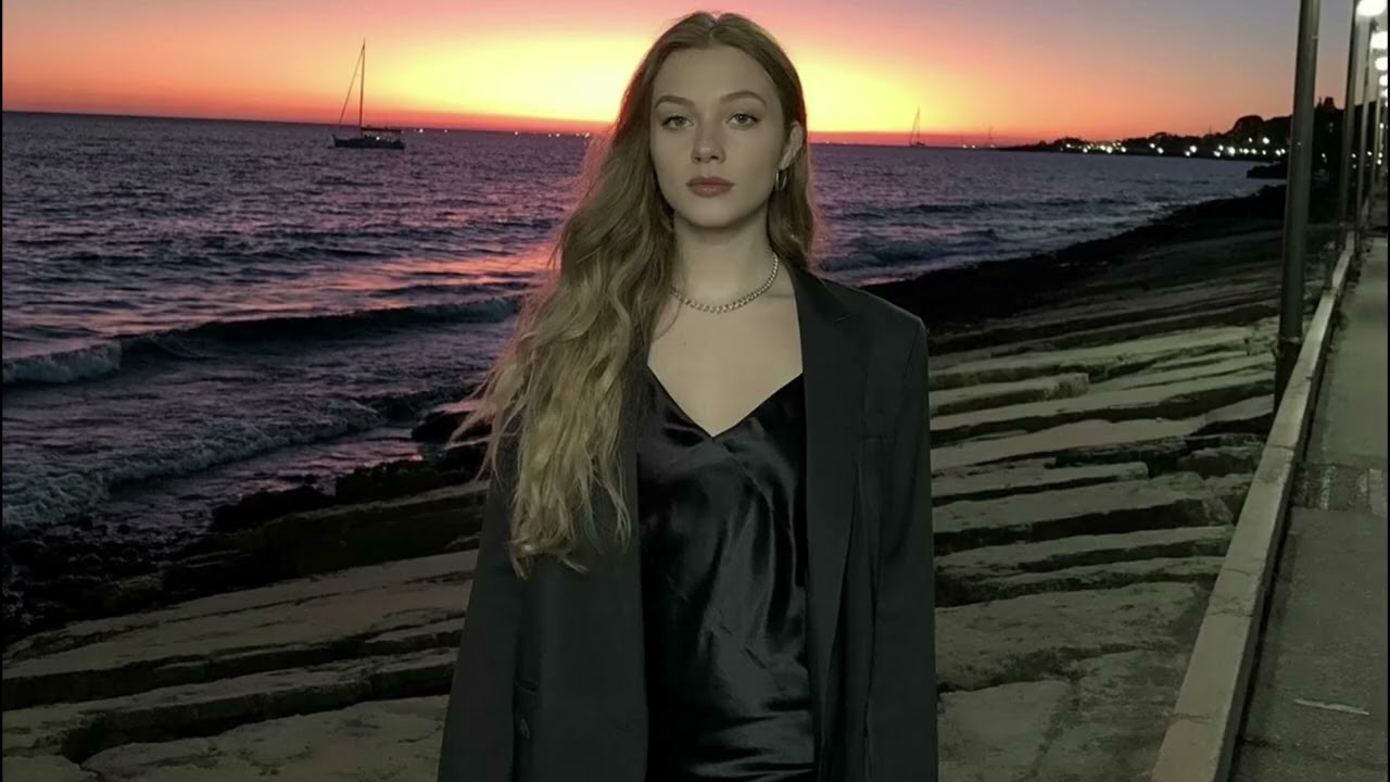 This is a great chill late night R&B playlist to vibe with