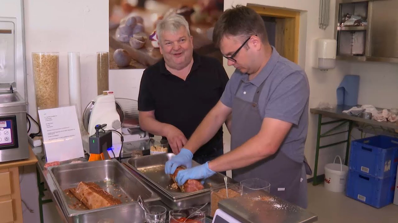 Altes Handwerk: Helfenberger lehrt Speck selchen