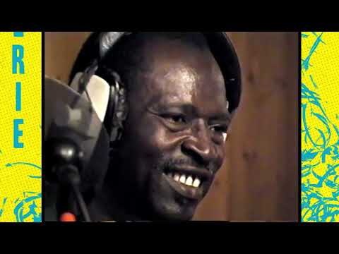 Ali Farka Touré Feat. Oumou Sangaré - Cherie (Official Video)