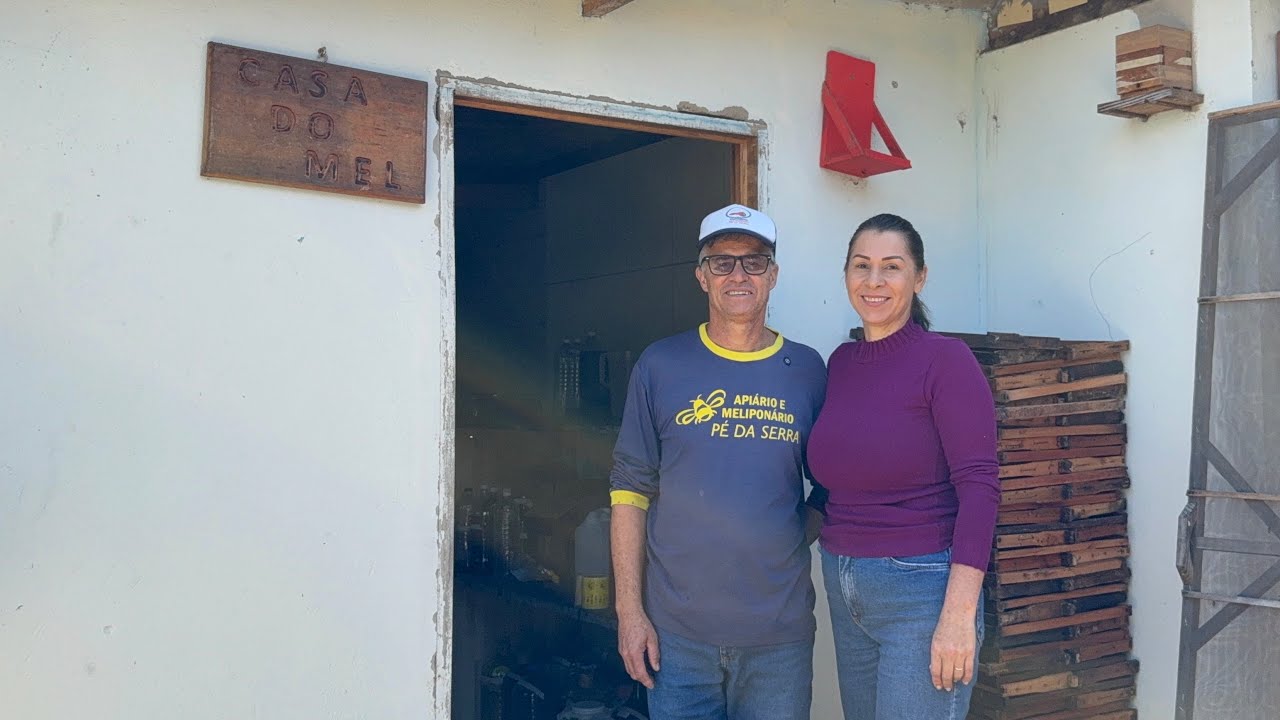 SÍTIO NO PÉ DA SERRA, ONDE ADOÇAM TUDO COM O MEL QUE TIRAM NA PROPRIEDADE.