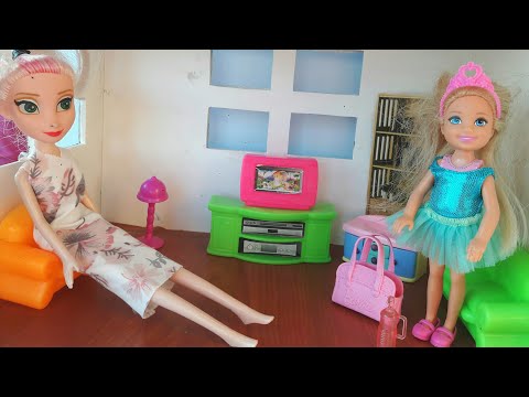 Elsa Kızı Barbie'ye Bale Eşyaları Sürprizi Yapıyor