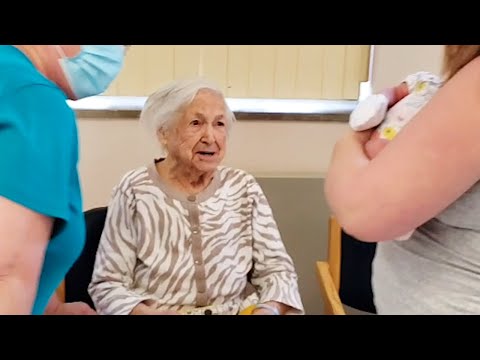 Als die 108-Jährige das kleine Bündel in die Arme nimmt, passiert etwas Magisches
