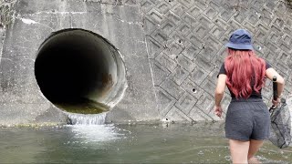 ドブ川排水で遊ぶ女がやばい。
