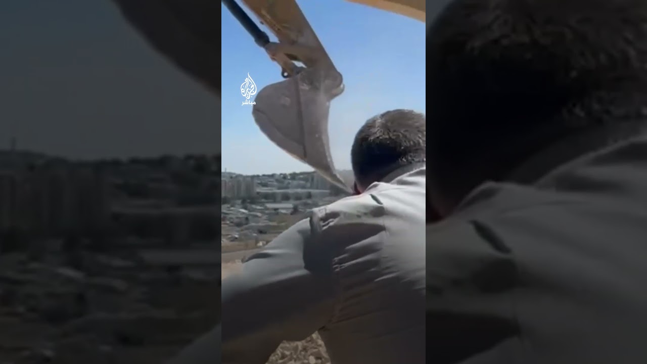 فلسطيني يتصدى لجيش الاحتلال ويتوعّدهم أثناء تجريف أرضه في بلدة جنوبي #القدس المُحتلة